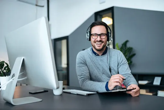 Laptop mit laufender Videokonferenz auf dem Schreibtisch