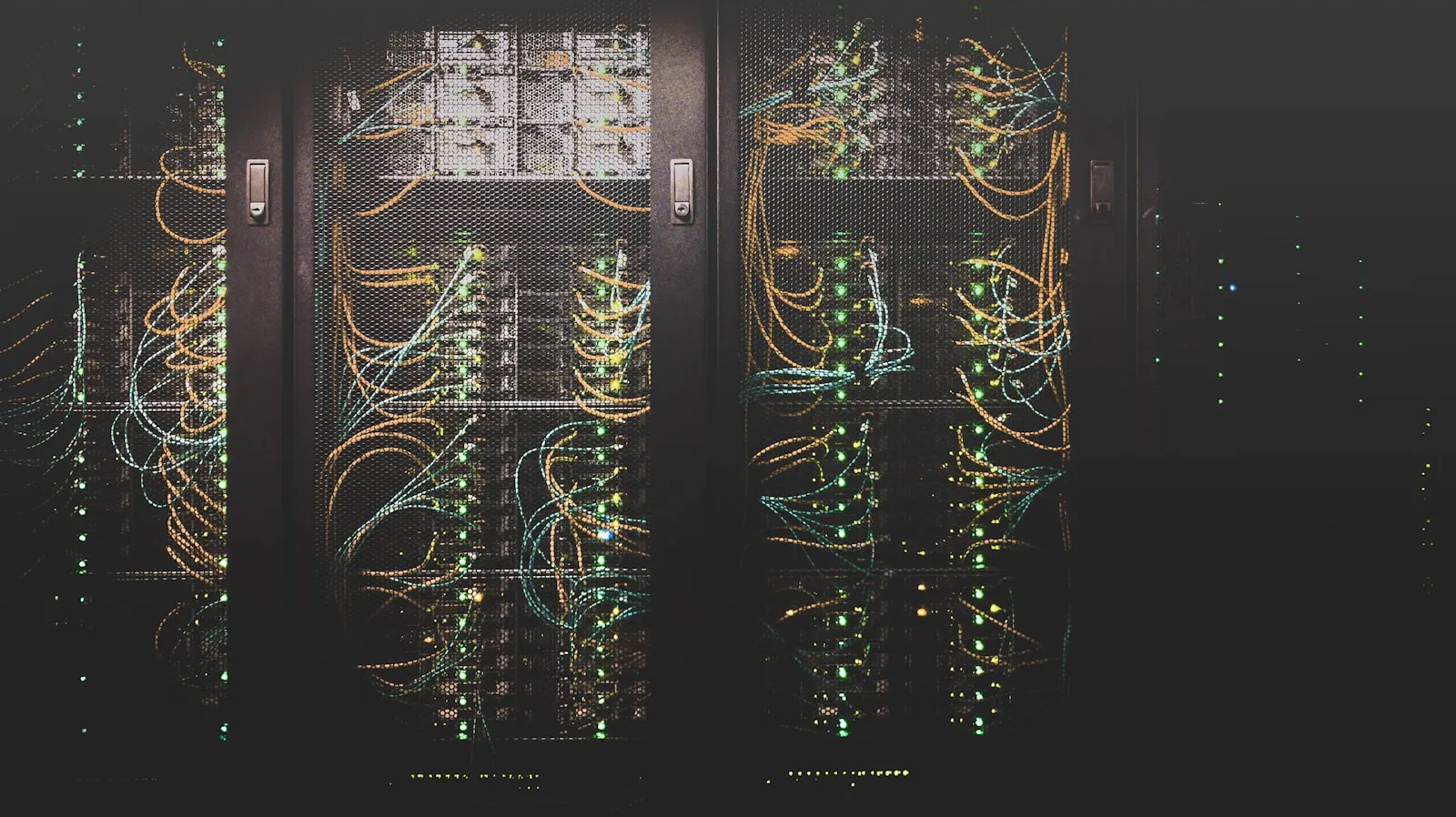 Serverschränke mit Kabeln und Statusleuchten in einem Rechenzentrum