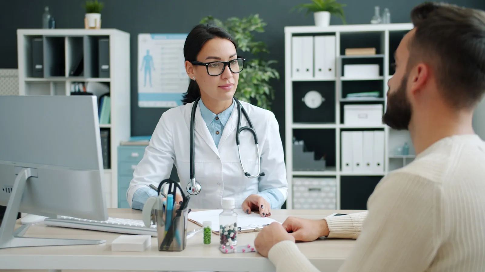 Ärztin im Gespräch mit einem Patienten in der Praxis