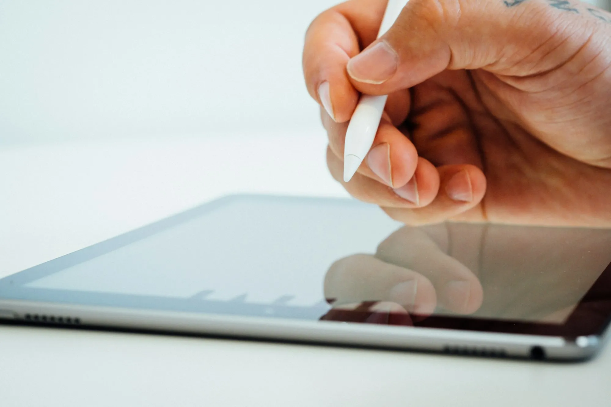 Kunde unterschreibt mit einem Stift direkt auf einem Tablet